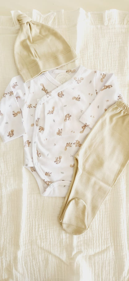 Conjunto Body cruzado, pelele y gorro Ardillas